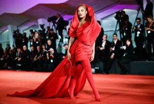30 Fesyen Selebriti Paling Diingati Di Karpet Merah Festival Filem Venice